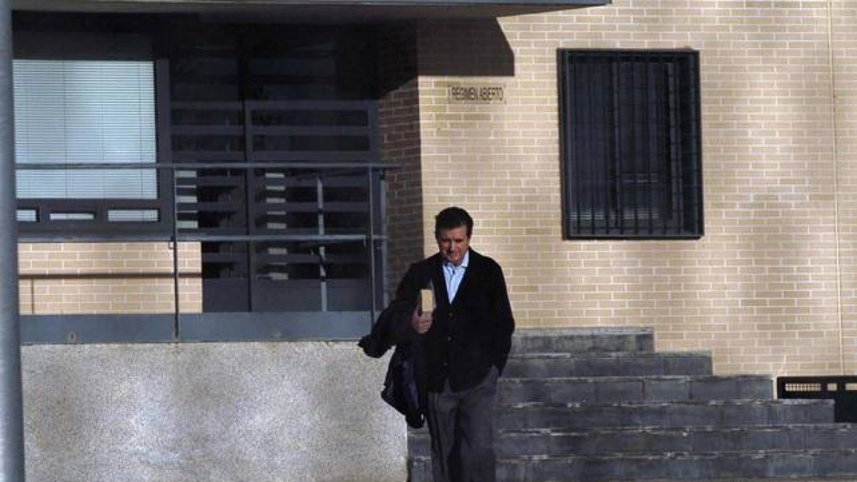 El expresidente de Baleares Jaume Matas, saliendo de la cárcel con un permiso, en octubre del 2014.-Foto: EFE / AURELIO MARTÍN