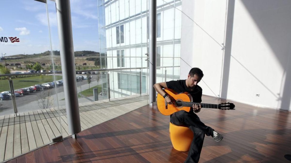 El músico vallisoletano Raúl Olivar en el Centro Cultural ‘Miguel Delibes’.-MONTSE ÁLVAREZ