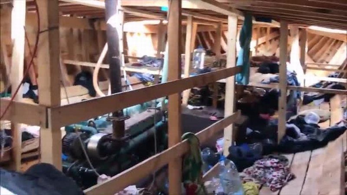 Proactiva graba el interior de un barco de inmigrantes en el Mediterráneo.-EL PERIÓDICO