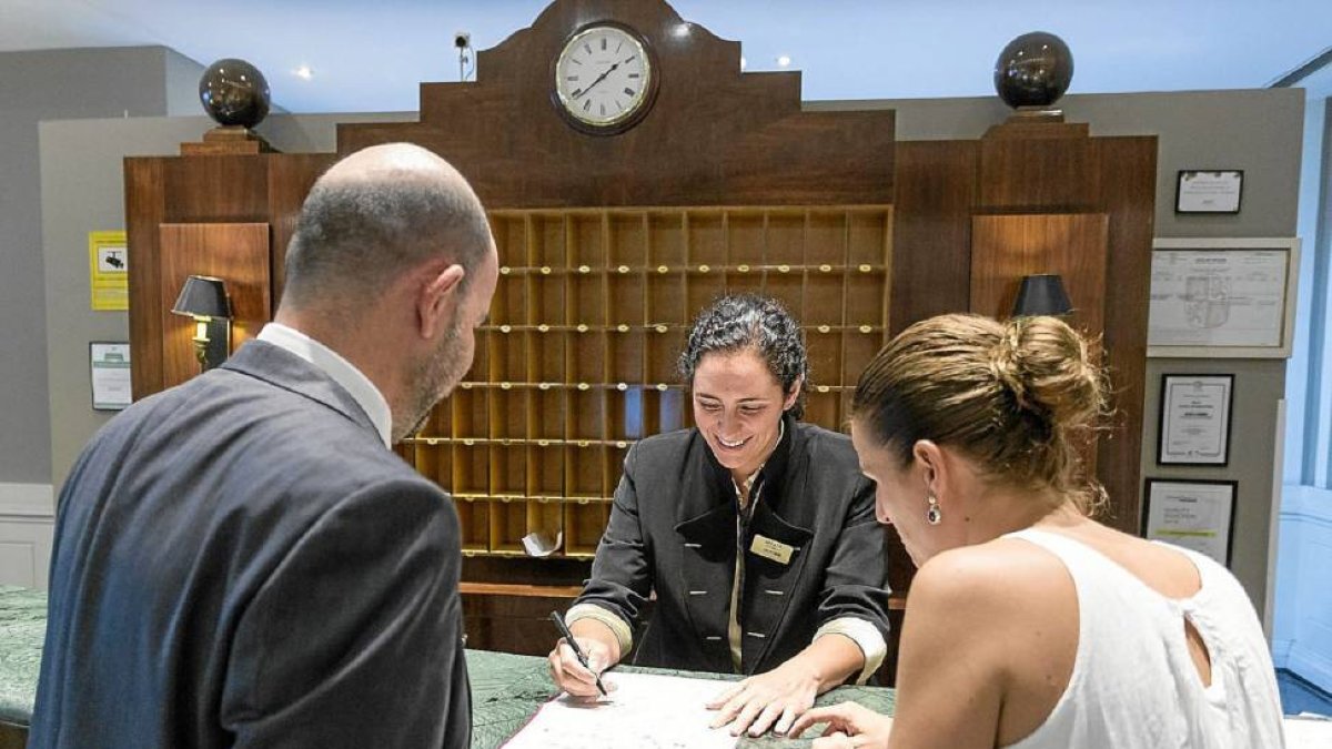 Clientes en la recepción de un hotel de la capital vallisoletana-Miguel Ángel Santos