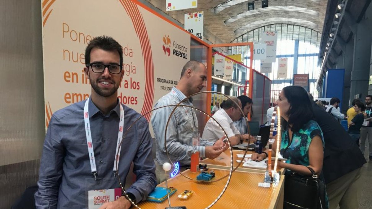 El ingeniero vallisoletano Carlos Martínez muestra el dispositivo premiado por la Fundación Repsol.-EL MUNDO