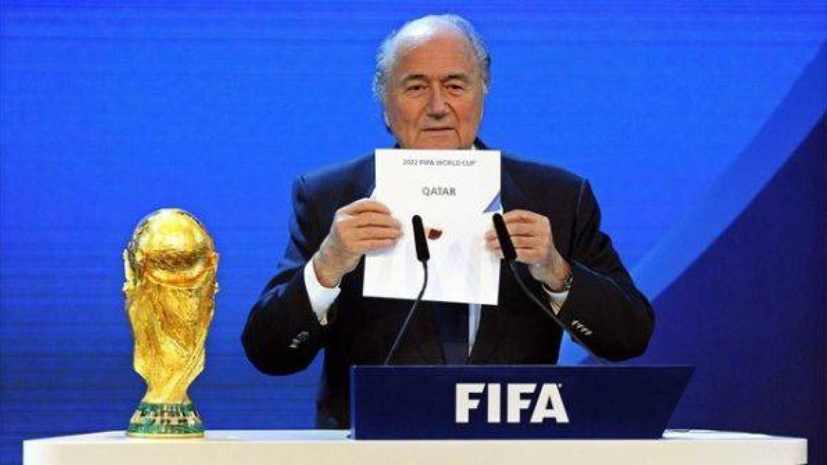 Joseph Blatter, presidente de la FIFA, anuncia la elección de Catar como sede para el Mundial 2022.-Foto: EFE / WALTER BIERI