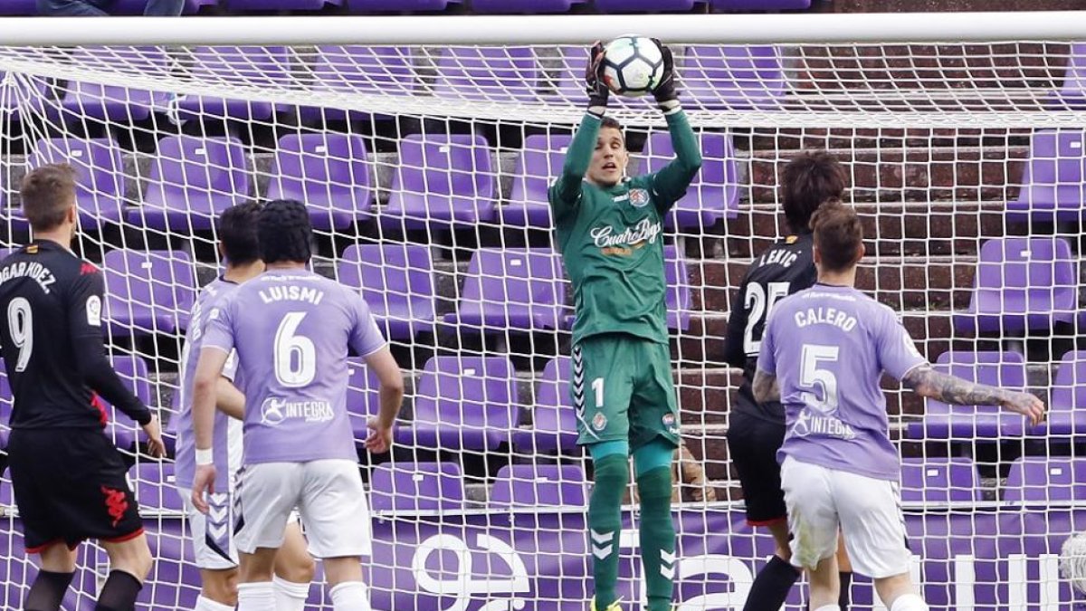Masip atrapa el balón en presencia de Luismi y Calero.-J.M.L.