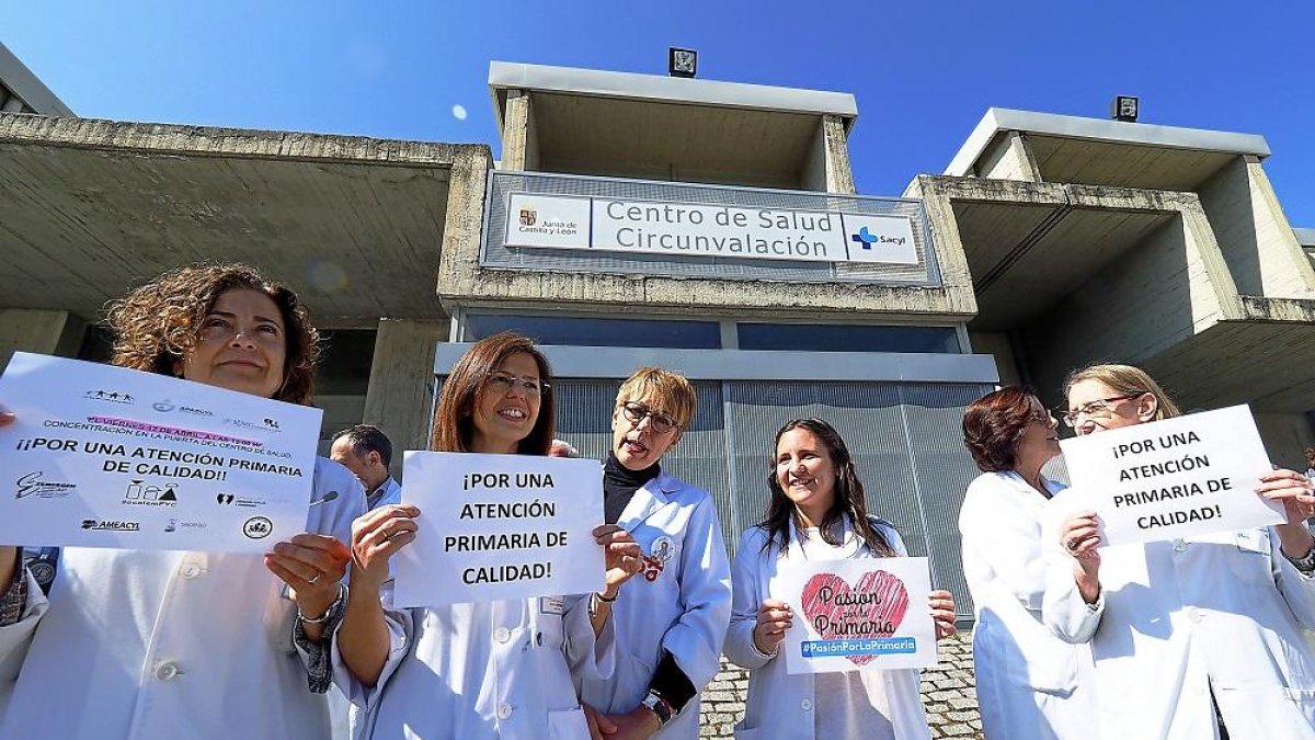 Concentración en el centro de salud del barrio vallisoletano de Pajarillos.-ICAL