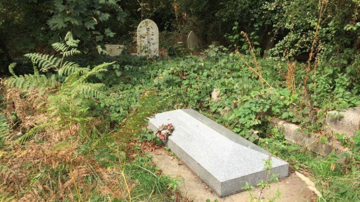 La tumba del abogado Ebbenezer Cob Marly en Londres.-EL PERIÓDICO/ ARCHIVO