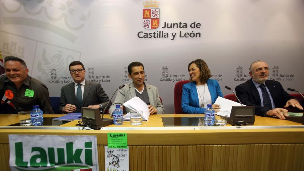 La consejera de Agricultura y Ganadería, Milagros Marcos, mantiene una reunión con la Fundación Anclaje y el comité de empresa de Lauki.-ICAL