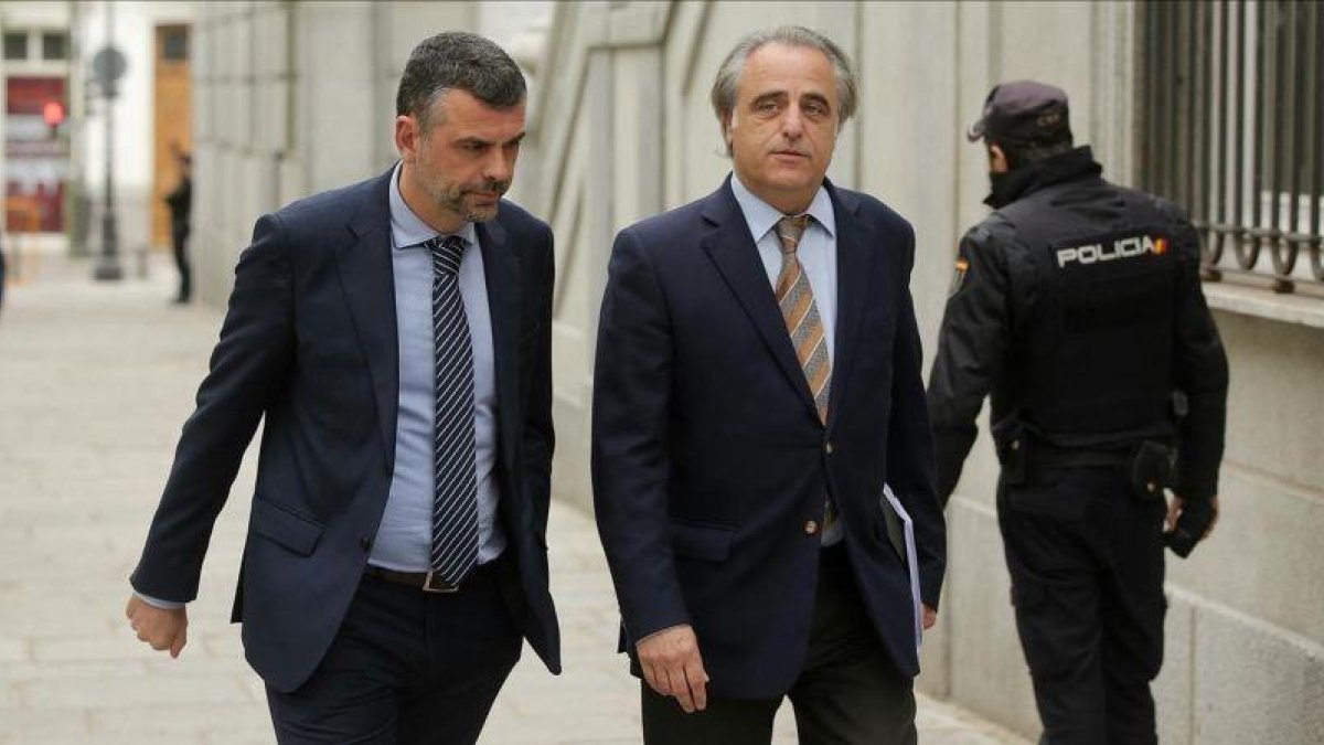Santi Vila y su abogado, Pau Molins, llegando al Tribunal Supremo en mayo del 2018.-EL PERIÓDICO