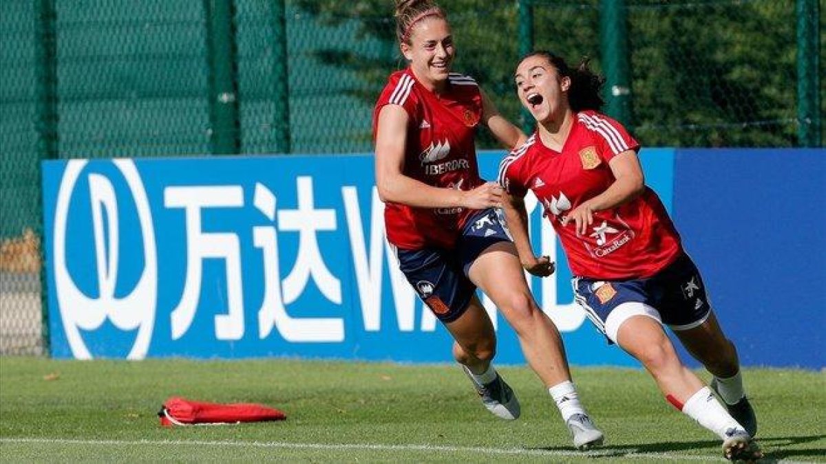 Alexia Putellas corre detrás de Nahikari García en el entrenamiento de Reims.-
