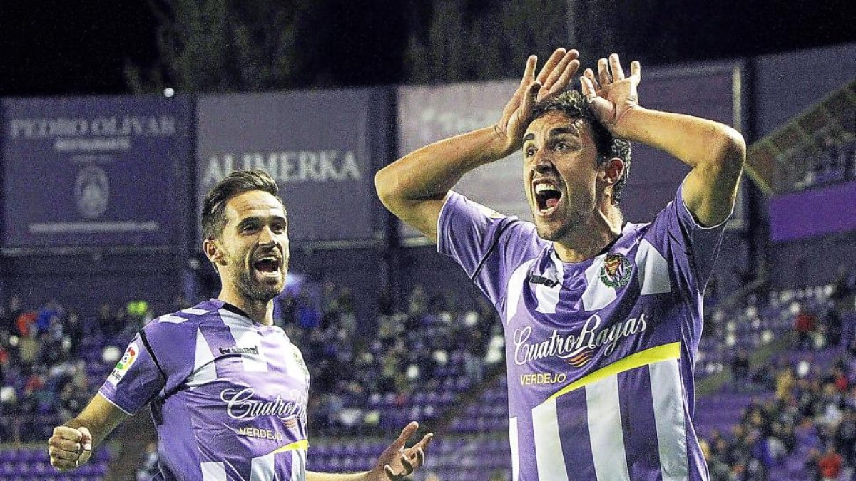 Mata celebra su duodécimo gol esta temporada en Liga con la presencia de Michel, el que le asistió.-J.M.LOSTAU