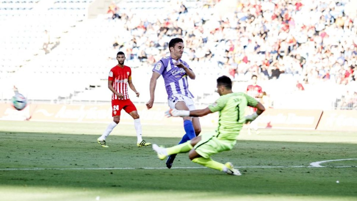 René despeja junto a la frontal del área ante la presencia de Mata, autor del gol del Valladolid en el estadio Juegos Mediterráneos.-LOF