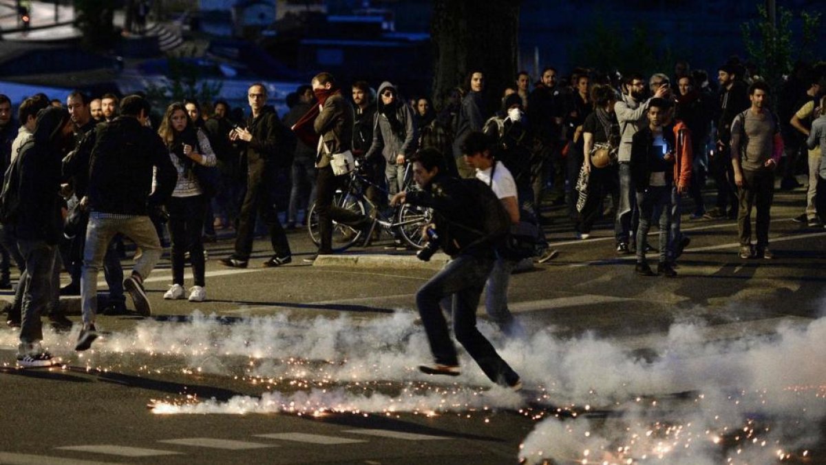 Disturbios en Francia en protesta por la decisión del Gobierno de aprobar la reforma laboral mediante un decreto.-AFP / JEAN-SEBASTIEN EVRARD