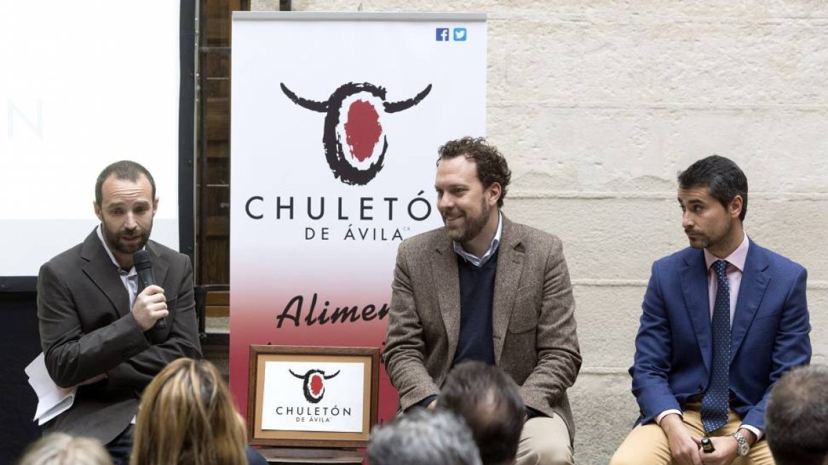 El presidente de la Federación de Empresarios de Hostelería de Ávila, Víctor Gómez (i), el concejal de Turismo, Héctor Palencia (c), y el director de GA Ingenieros, Luis Canelo (d), durante la presentación de la marca colectiva