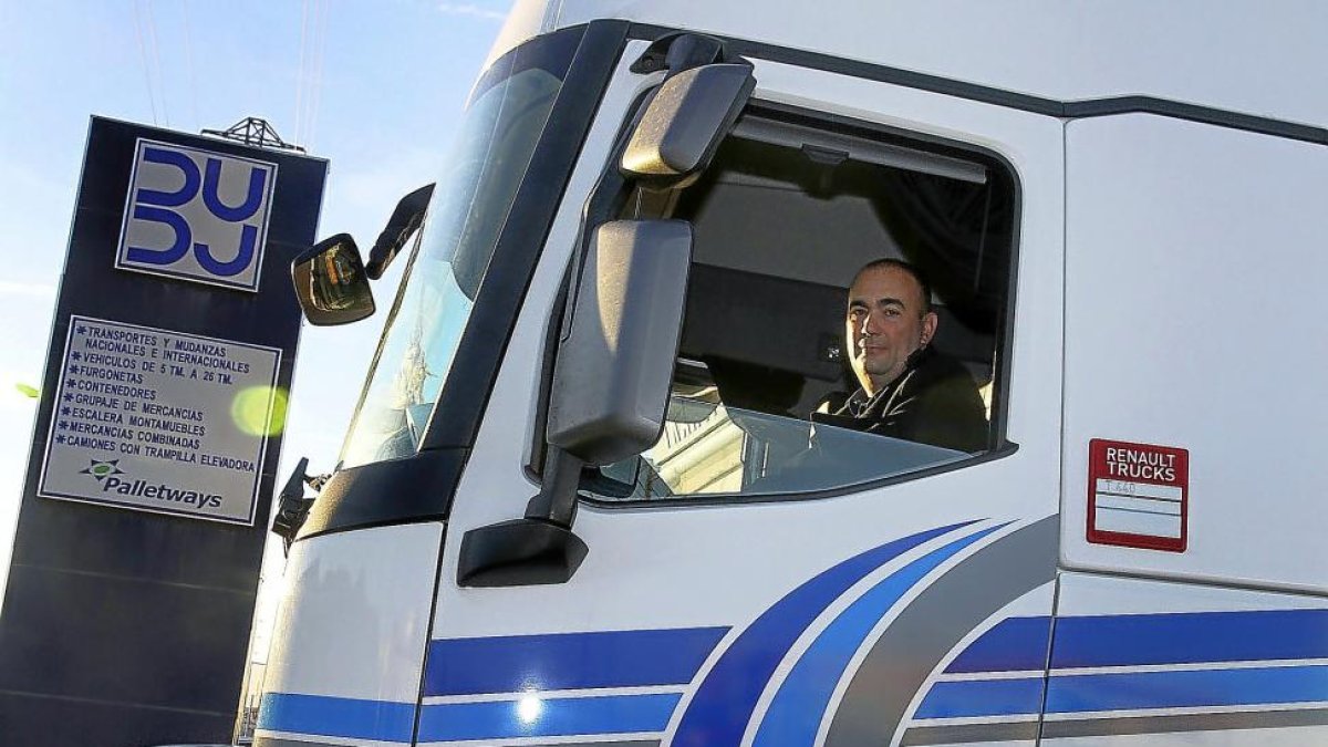 El empresario Raúl Buj, al volante de uno de sus camiones de transporte.-MANUEL BRÁGIMO