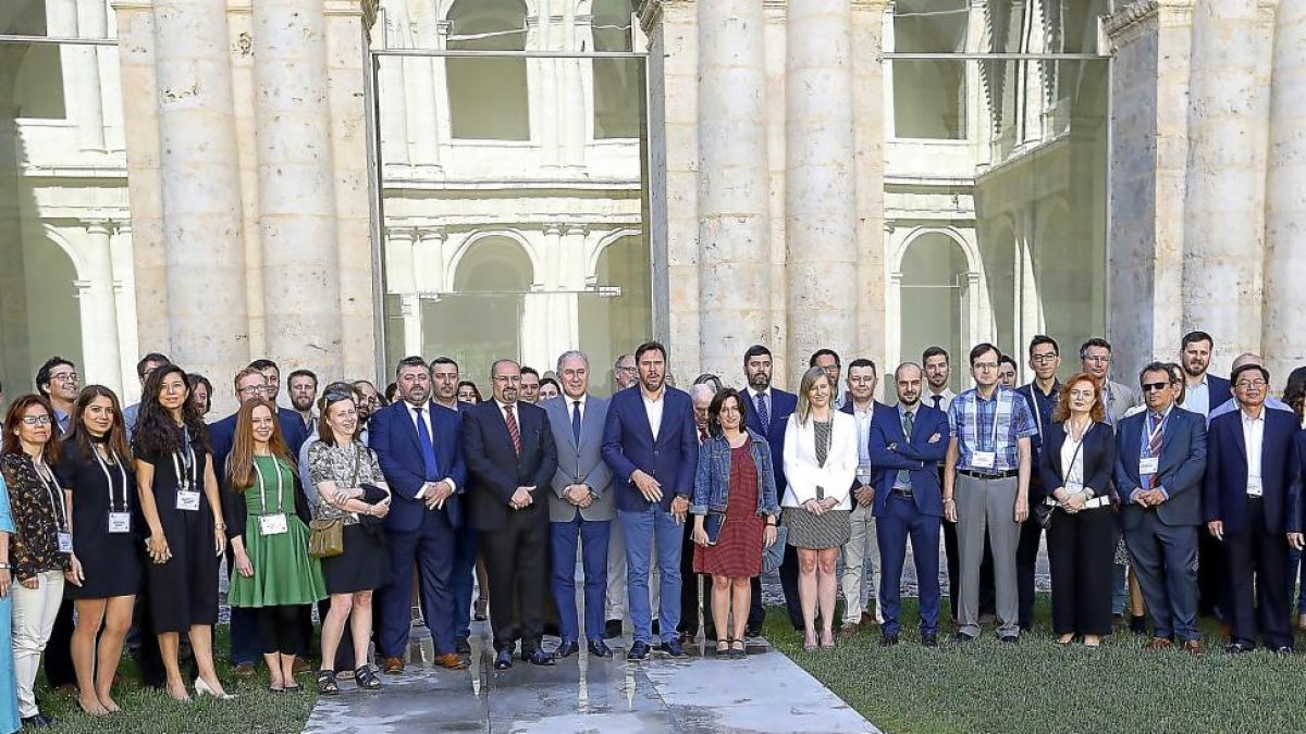 Los más de 70 encargados de concretar el proyecto Urban Green Up ayer en el Museo Patio Herreriano junto a representantes municipales-J.M. Lostau