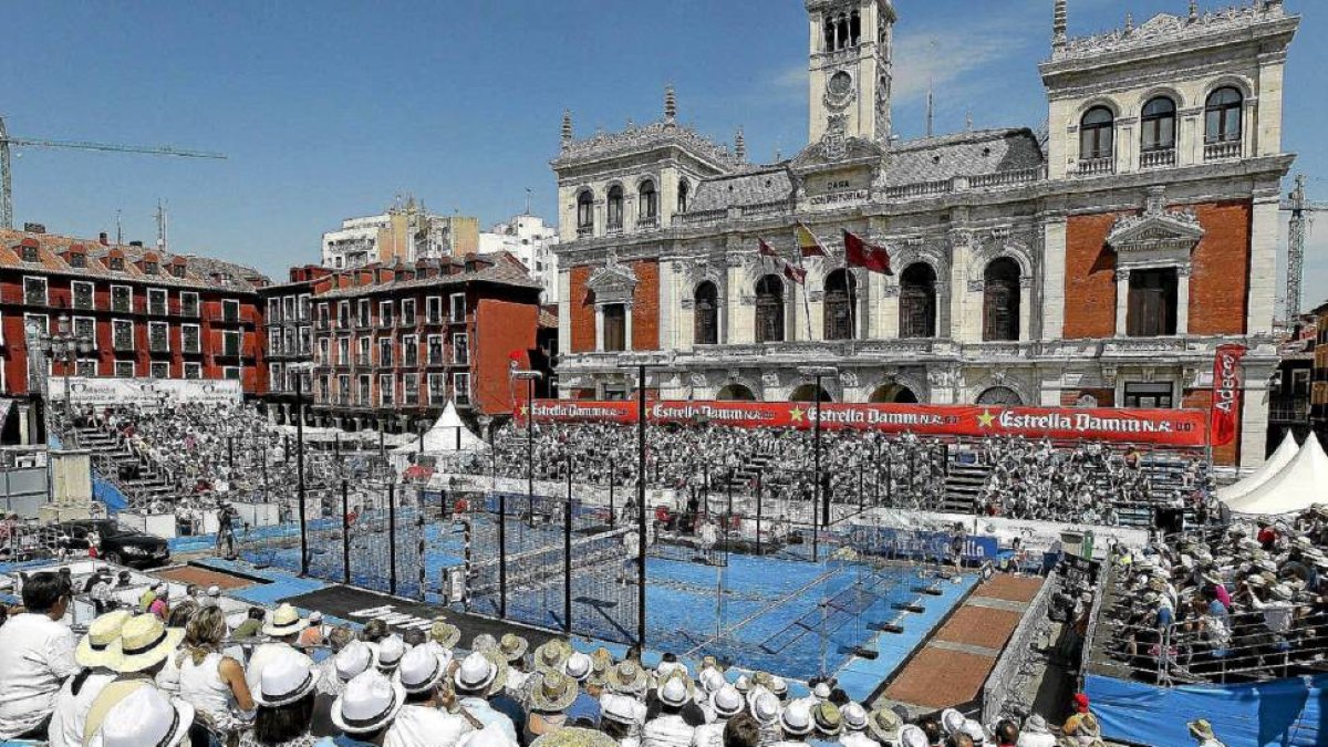 Aspecto de la Plaza Mayor durante la final de 2011.-J.M. Lostau