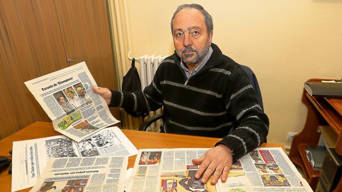El Hermano Alberto Muñiz en su despacho de San Viator con recortes de prensa de sus alumnos aventajados.-J. M. LOSTAU