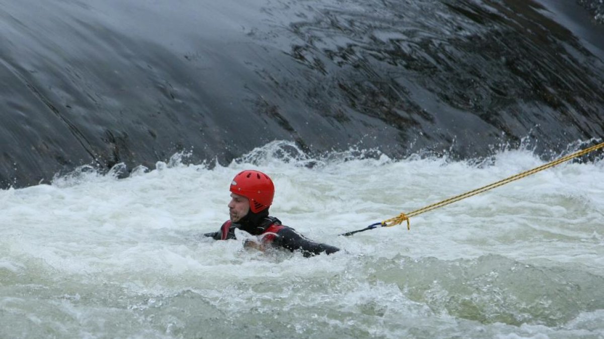 Los bomberos de Ponferrada buscan a un niño caído en el río Sil-ICAL