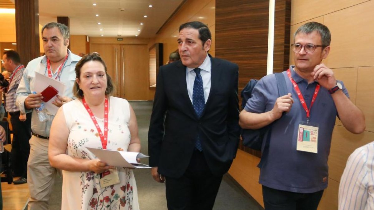 El consejero de Sanidad, Antonio María Sáez; el secretario de Organización Federal, Frederic Monell, y la secretaria general de Castilla y Léon, Carmen Amez, antes de la clausura del congreso constituyente de la FeSP-UGT Castilla y León-ICAL
