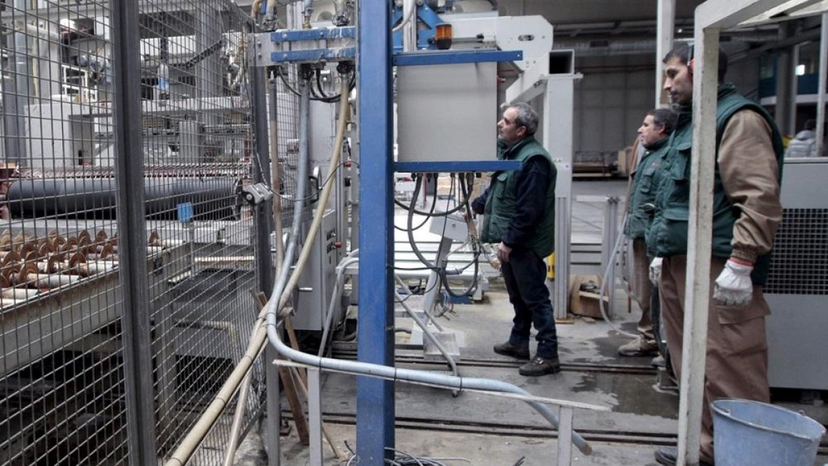 Imagen de archivo de trabajadores en el interior de la factoría de San Leonardo.-HDS