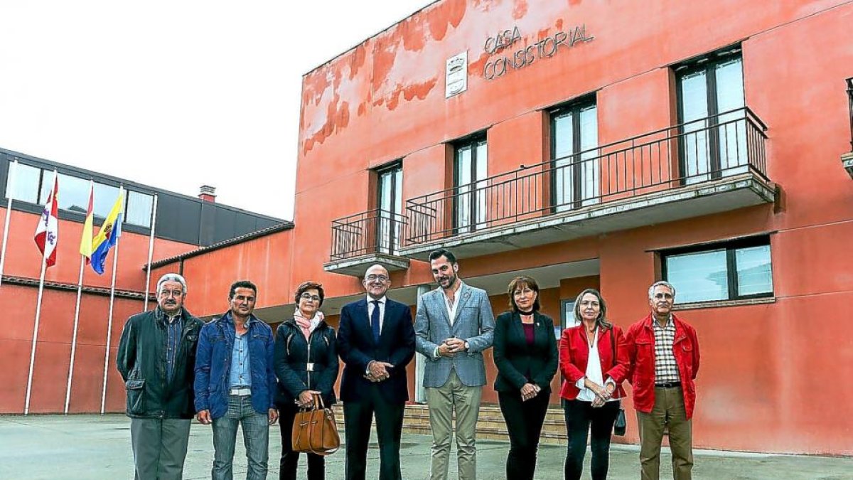 Jesús Julio Carnero y Francisco José Ortega ayer, junto a miembros de la Corporación municipal de Geria.-EL MUNDO