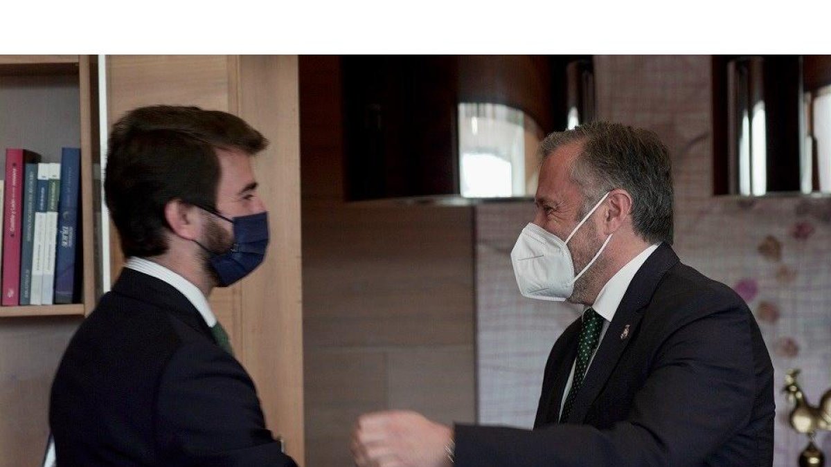 Juan García-Gallardo saluda a Carlos Pollán.- ICAL