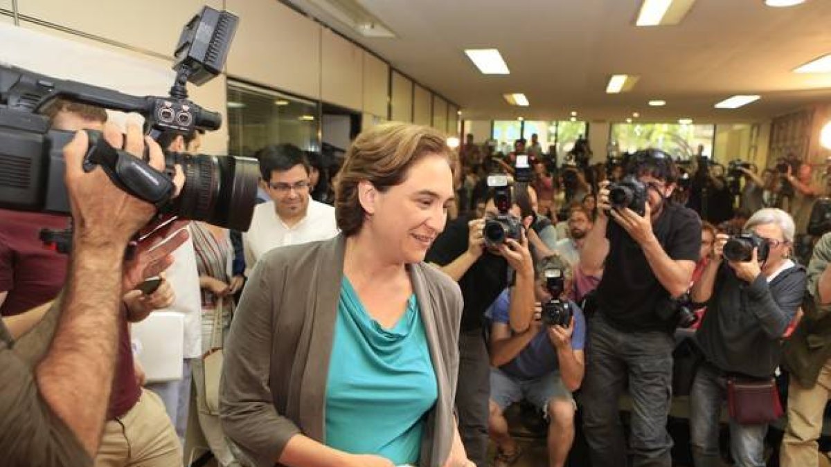 Ada Colau, en la rueda de prensa de este lunes, tras ganar los comicios de Barcelona.-Foto: fnadeu@gmail.com