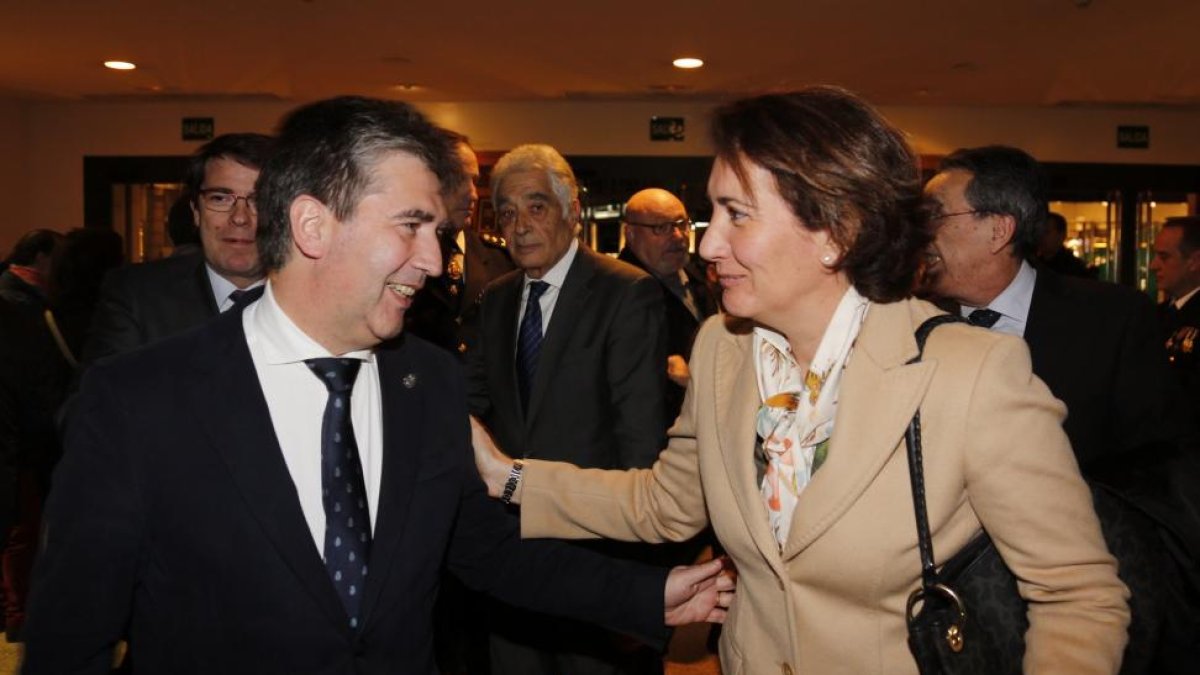 El director general de la Policía, Ignacio Cosidó, preside el acto oficial que se celebra en Salamanca con motivo del 192 aniversario de la Policía Nacional. En la imagen junto a Josefa García Cirac, consejera de cultura-ICAL
