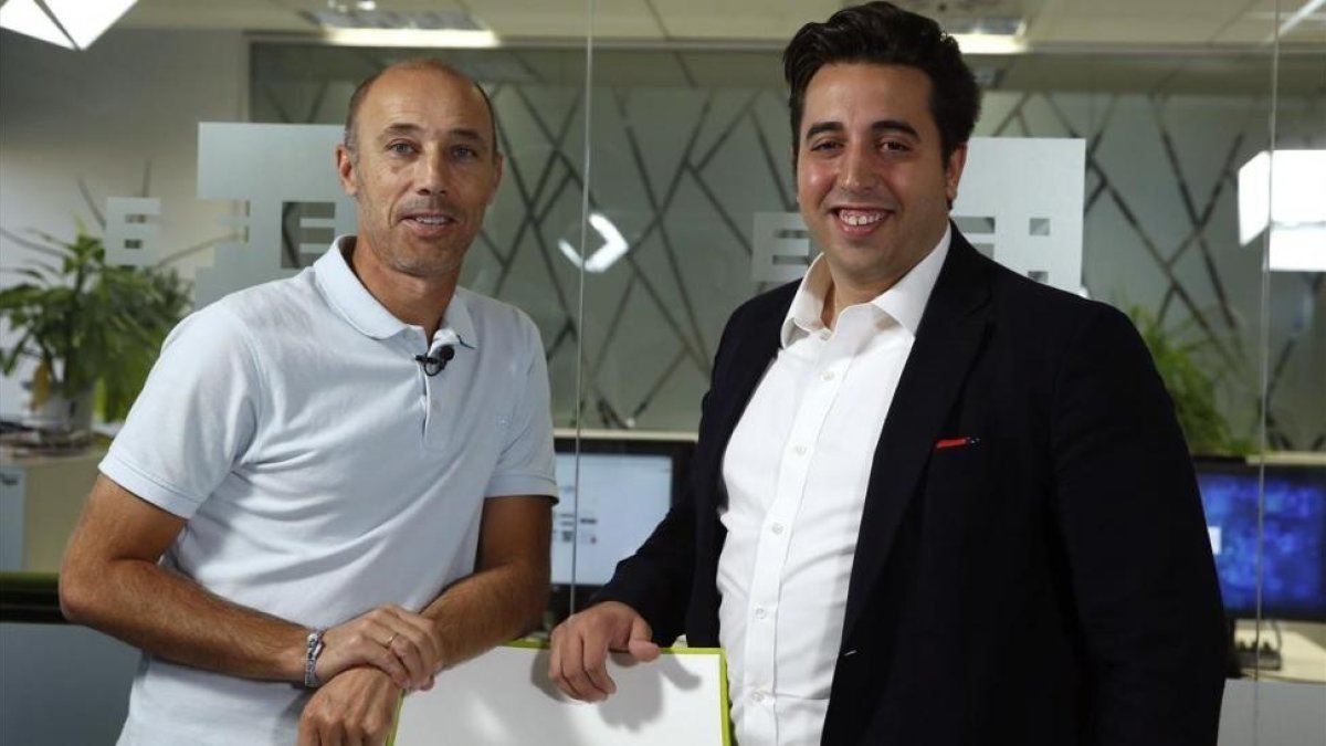 Jonathan Praena, presidente del Fuenlabrada, a la derecha, junto a Antonio Calderón, entrenador del equipo.-EFE / PACO CAMPOS