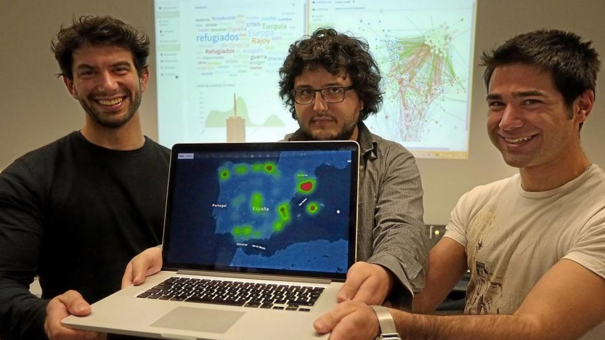 Tres miembros del grupo Bisite de la Universidad de Salamanca muestran la plataforma para la detección de amenazas en la red.-ENRIQUE CARRASCAL
