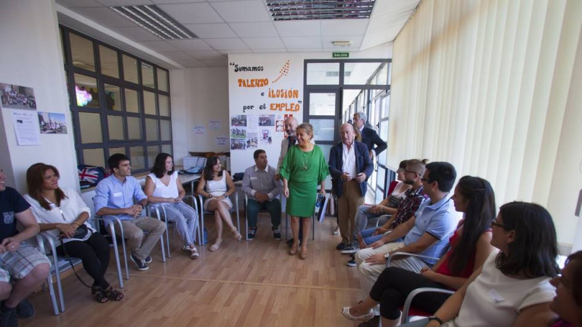 La vicepresidenta y consejera de Empleo, Rosa Valdeón, asiste a la presentación de la Lanzadera de Empleo de Ávila. A su lado el responsable de la Fundación Telefónica, Joan Cruz; y el responsable de la fundación Santa María la Real, José María Pérez (Per-Ical