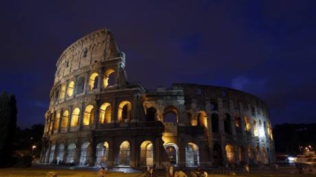 Vista nocturna del Coliseo.-Foto: REUTERS / TONY GENTILE