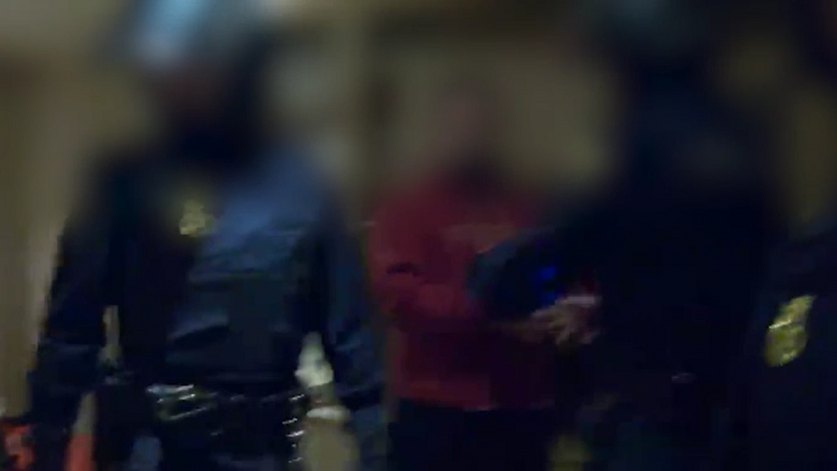 Momento de la detención de una de las personas en el piso que utilizaban como consultorio.-POLICÍA NACIONAL