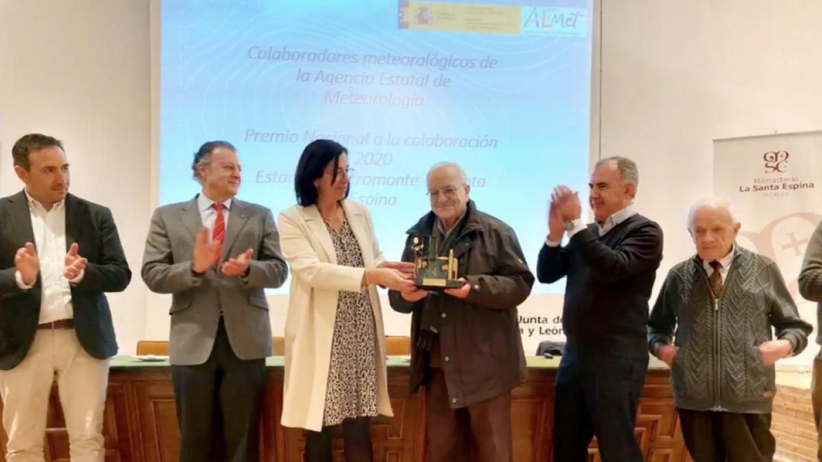 Alicia Villar entrega el reconocimiento a los Hermanos de La Salle. / ICAL