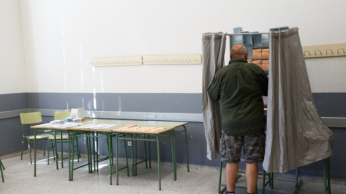 Ciudadano cogiendo una papeleta electoral, en una imagen de los anteriores comicios municipales. -ICAL