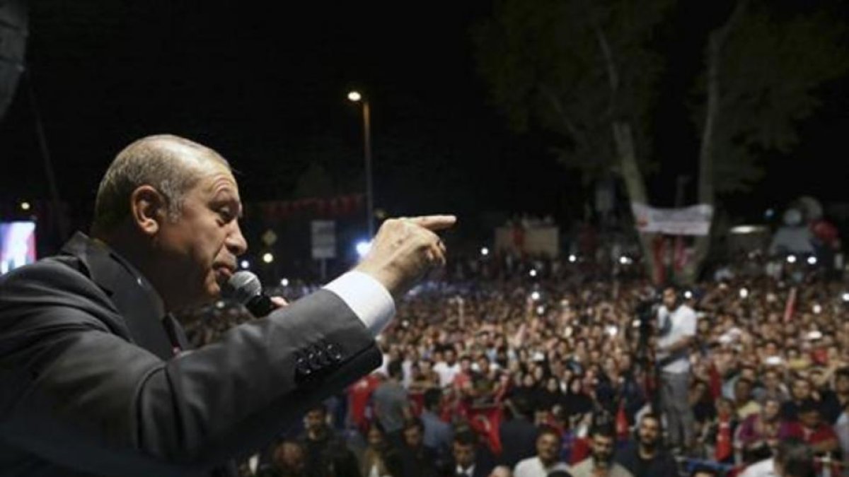 Erdogan se dirige a sus seguidores, ayer, en Estambul.-AP / POOL / KAYHAN OZER