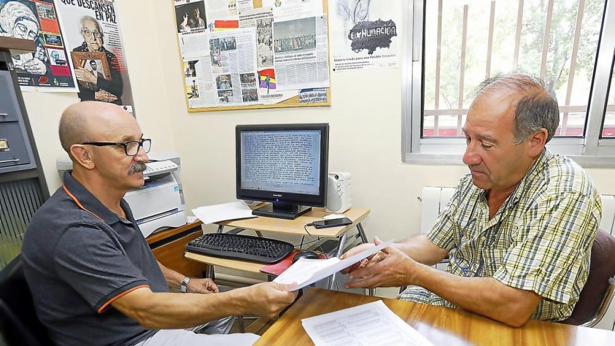 El secretario de la ARMH de Valladolid, Francisco Redondo, y el presidente de la asociación, Julio del Olmo, revisan algunos documentos.-J.M. LOSTAU