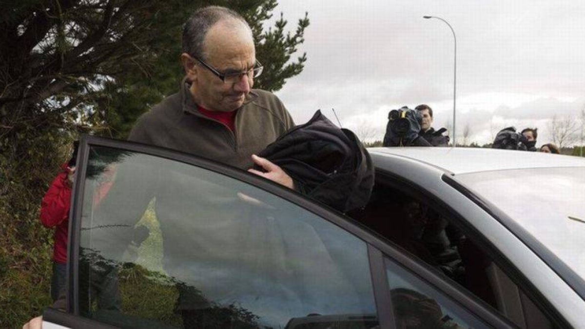 El etarra Alberto Plazaola Anduaga abandona, el pasado 4 de diciembre, la prisión coruñesa de Teixeiro.-Foto: EFE / ELISEO TRIGO