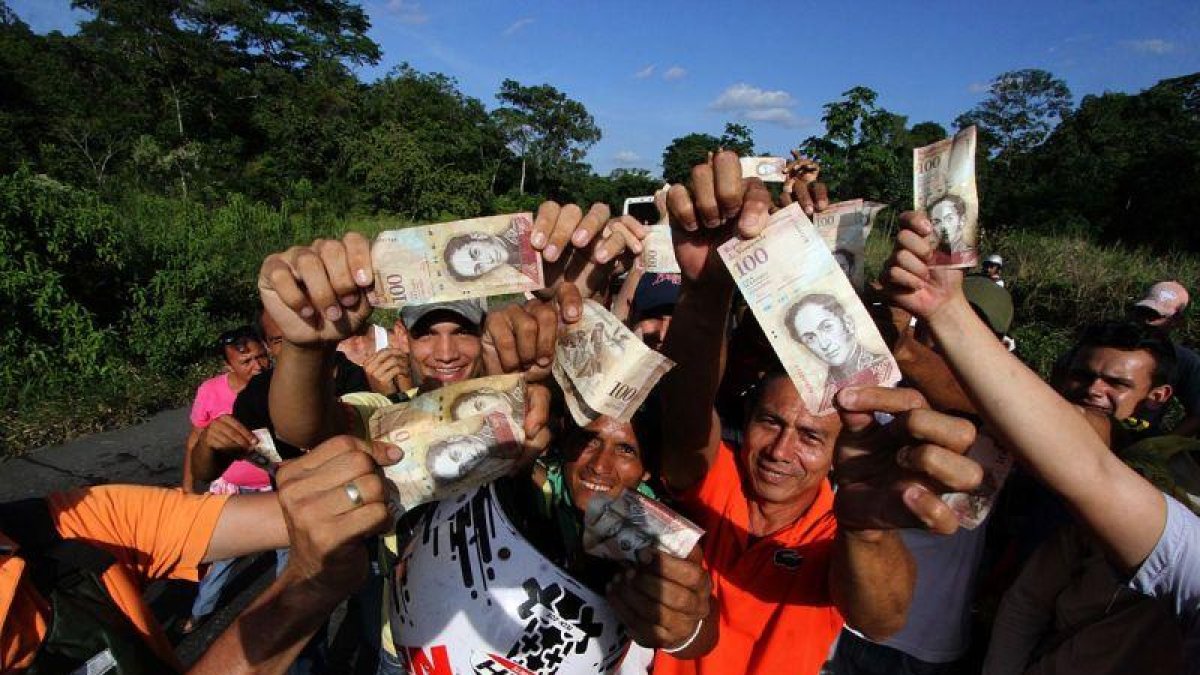 Protestas en San Cristobal por la retirada de los billetes de 100 bolívares.-AFP / GEORGE CASTELLANOS
