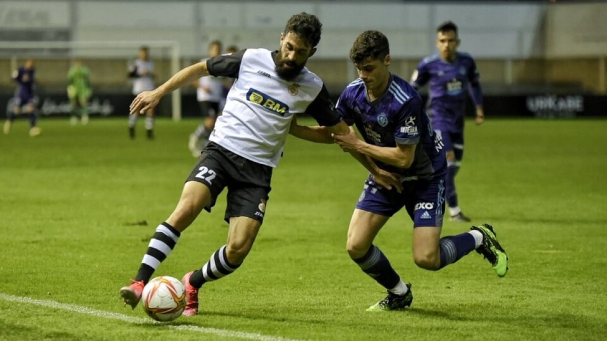 David Torres trata de robar el balón a Bravo. / GIOVANNI BATISTA