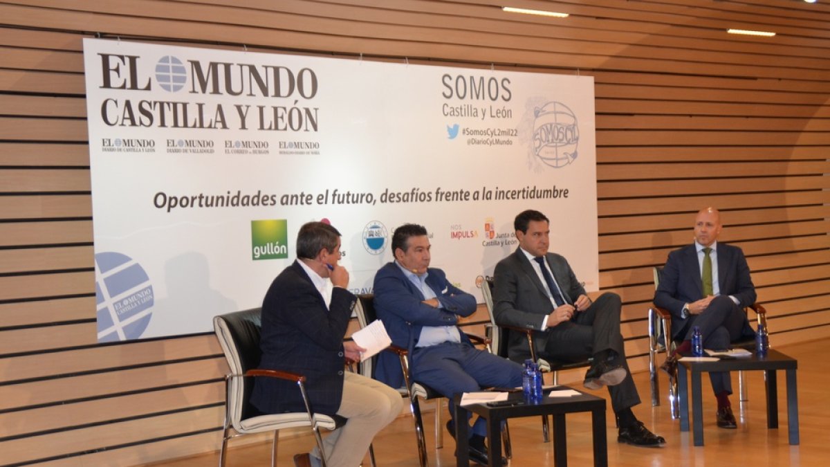 Pablo Lago, Luis Mariano Santos, Raúl de la Hoz y Carlos Menéndez en el foro 'Somos Castilla y León'. / D. M.