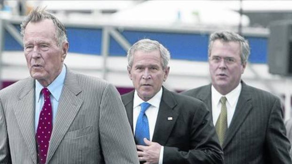 La saga Bush. De izquierda a derecha, los dos expresidentes George Bush padre e hijo y Jeb Bush, que tiene intención de presentar su candidatura en las próximas elecciones de la Casa Blanca.-Foto: EFE/MATTHEW CAVANAUGH
