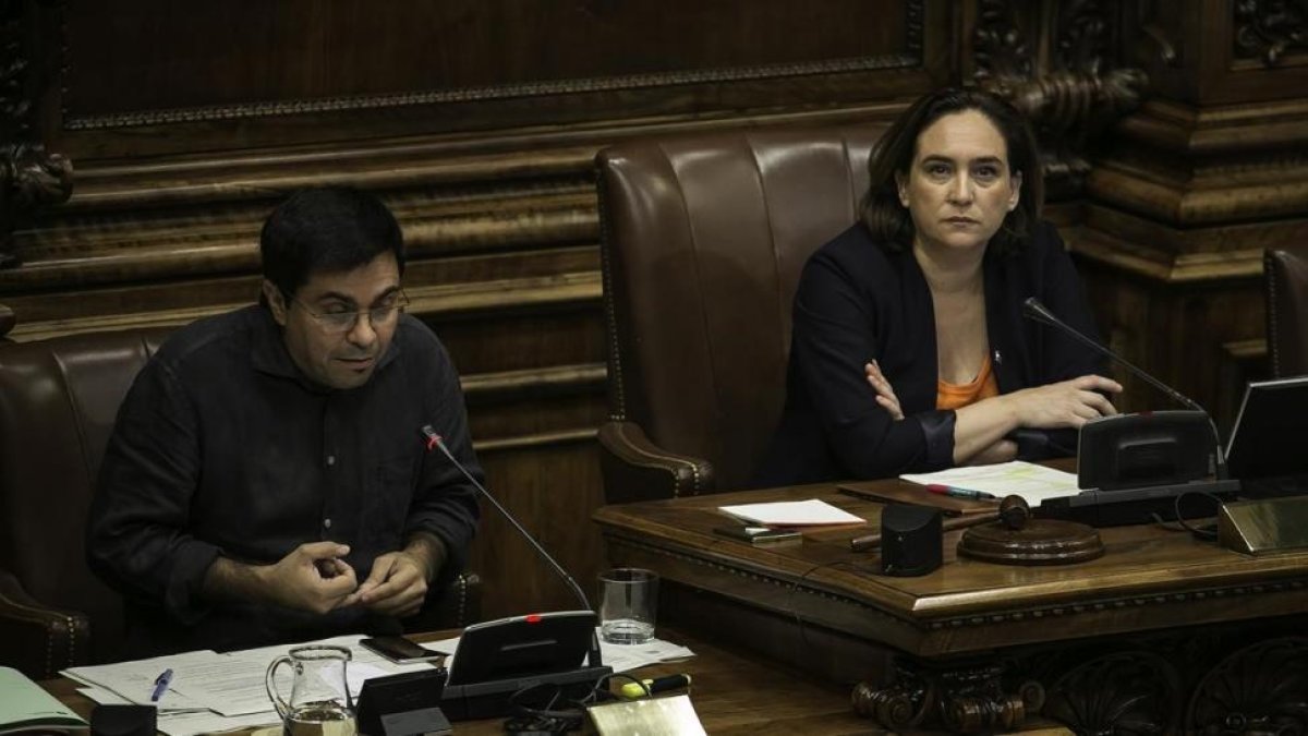 Colau, durante el pleno municipal de Barcelona que se celebró el 6 de octubre.-JOAN CORTADELLAS