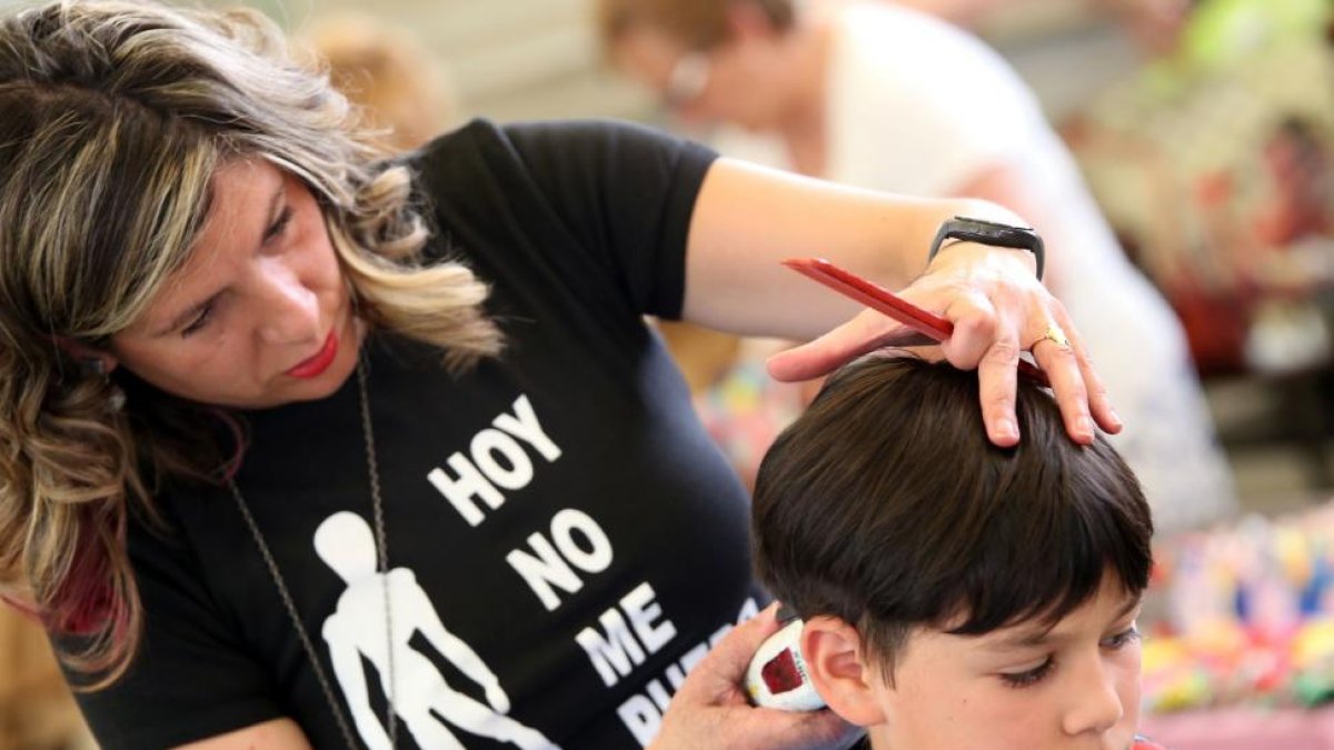 Corte de pelo solidario organizado por el colegio Nuestra Señora del Carmen de Valladolid para recaudar fondos para las personas enfermas de fibromialgia y fatiga crónica-ICAL