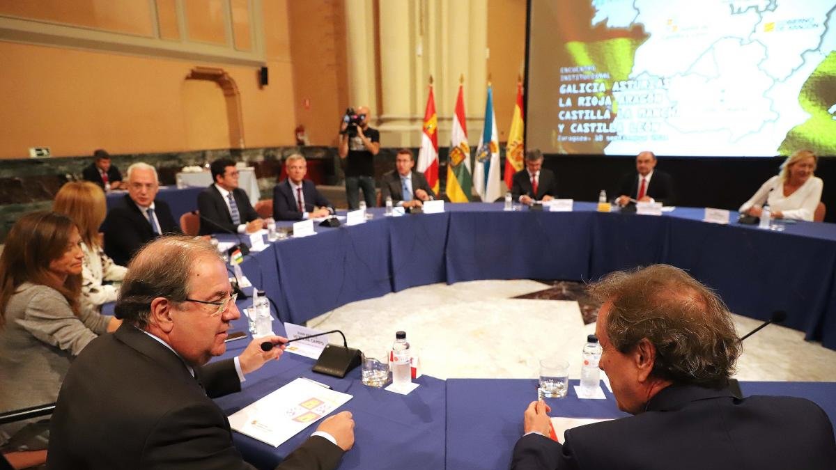 El presidente de la Junta de Castilla y León, Juan Vicente Herrera, junto al consejero de Presidencia, José Antonio de Santiago Juárez, en la Cumbre Autonómica de Financiación.-MIRIAM CHACÓN / ICAL