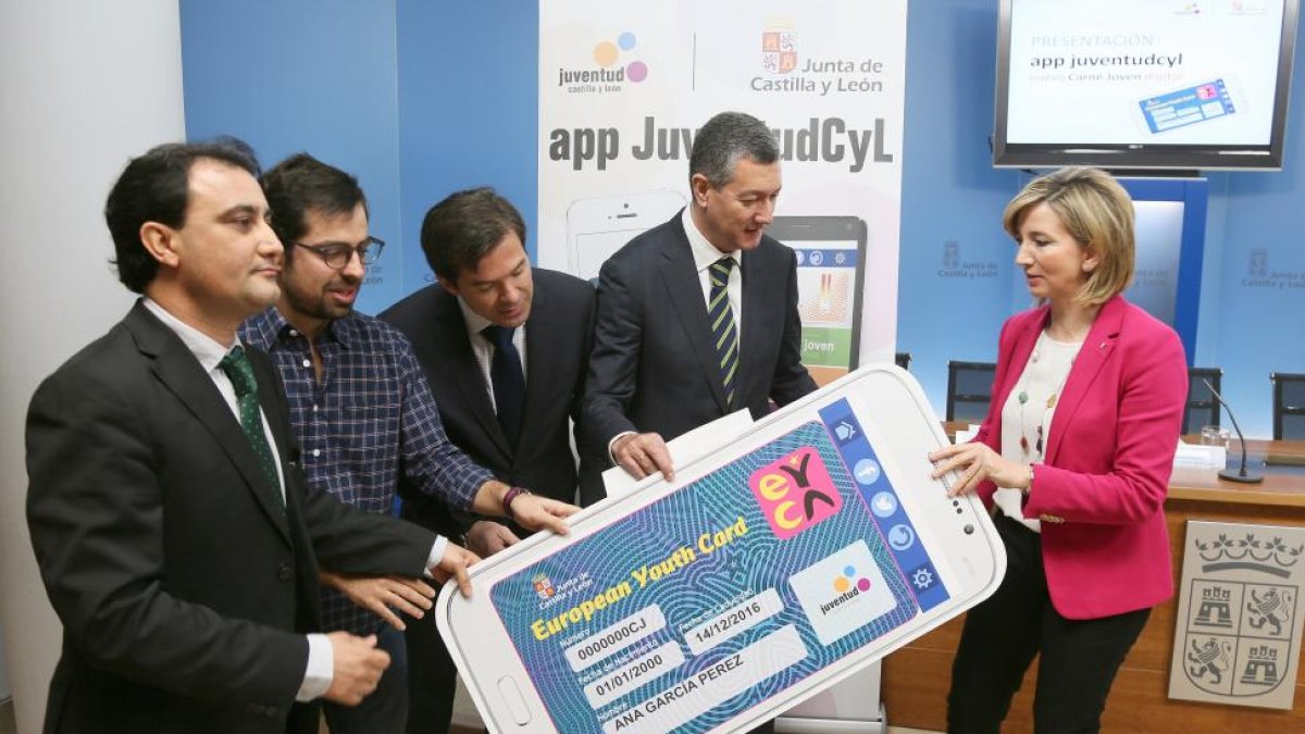 La consejera de Familia e Igualdad de Oportunidades, Alicia García, junto al director general de Juventud, Eduardo Carazo; y los responsables de Bankia España-Duero e Ibercaja, presentan la iniciativa de la Junta por la que se pone en marcha el nuevo 'Car-ICAL