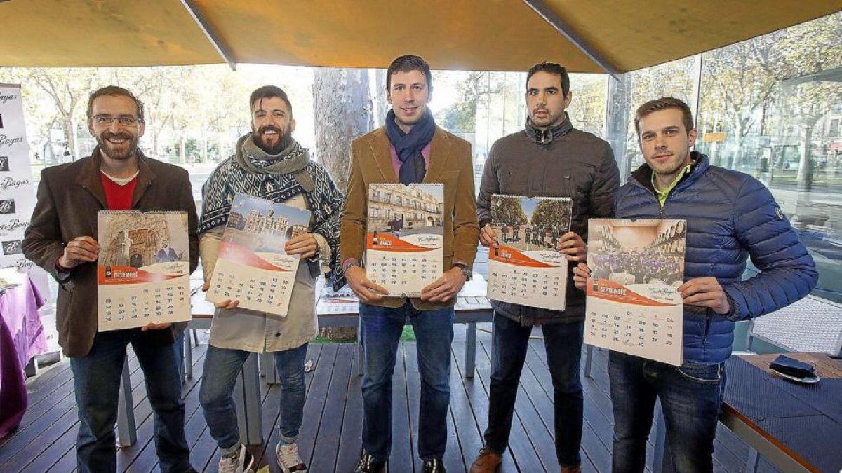 Fernando Hernández, Roberto Pérez, De la Fuente, Ortega y Nacho González posan con el calendario.-Miguel Ángel Santos