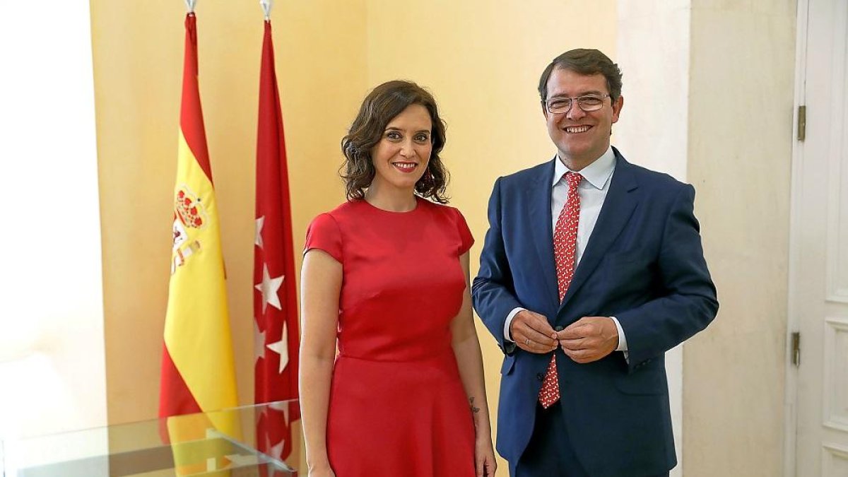 Isabel Díaz Ayuso y Alfonso Fernández Mañueco ayer en Madrid en la toma de posesión de la presidenta madrileña.-ICAL