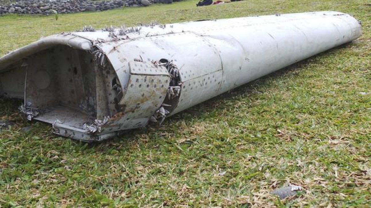 Fragmento de un ala del avión malasio desaparecido en el Índico en marzo del 2014.-Foto: EFE