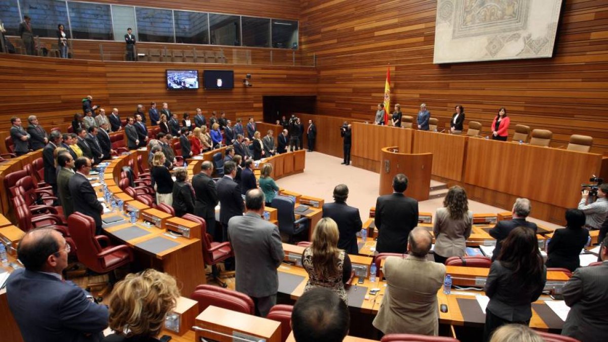 El Pleno de las Cortes de Castilla y León guarda un minuto de silencio en memoria de la procuradora popular María del Canto Benito, fallecida el pasado sábado, y los dos fallecidos por violencia de género el pasado fin de semana-Ical