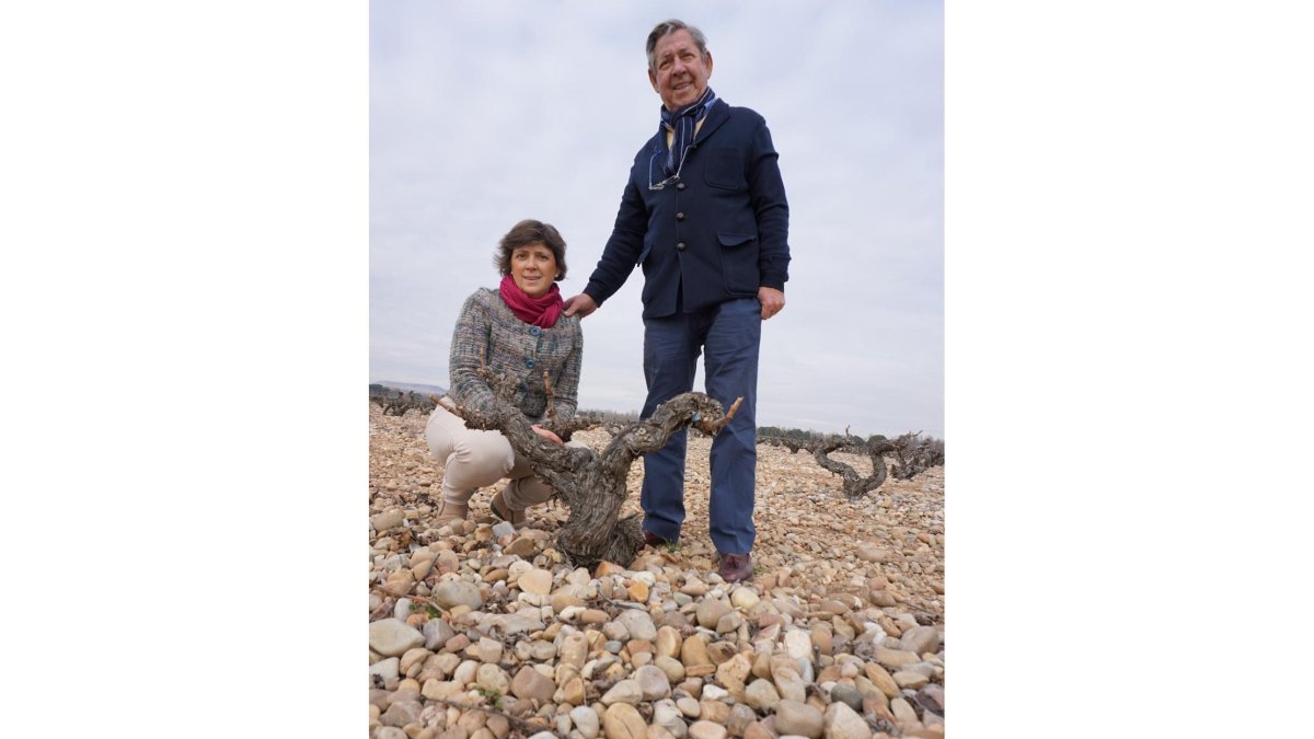Natalia Ortega posa con su padre Jose Manuel en los viñedos que poseen en la finca donde elaboran sus vinos.-